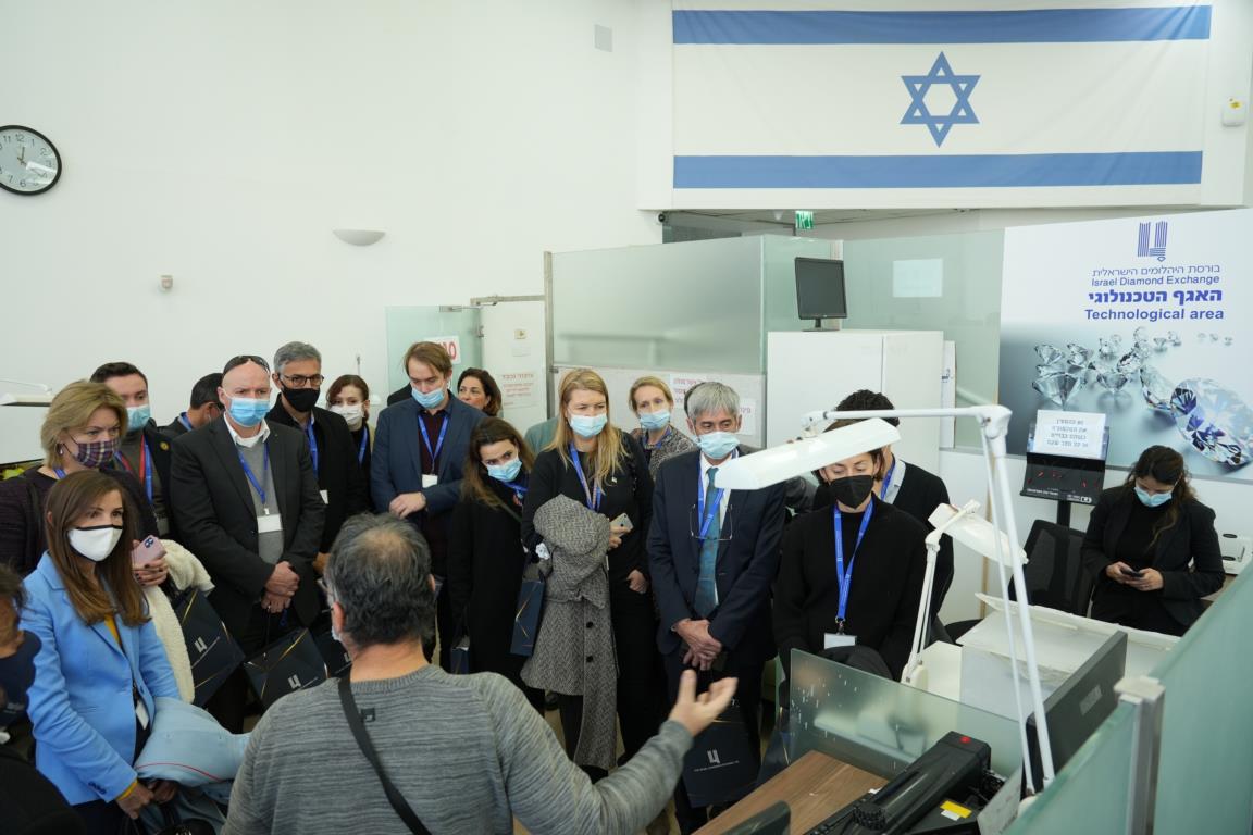 A Stream of 17 Economic Attaches at the Israel Diamond Exchange